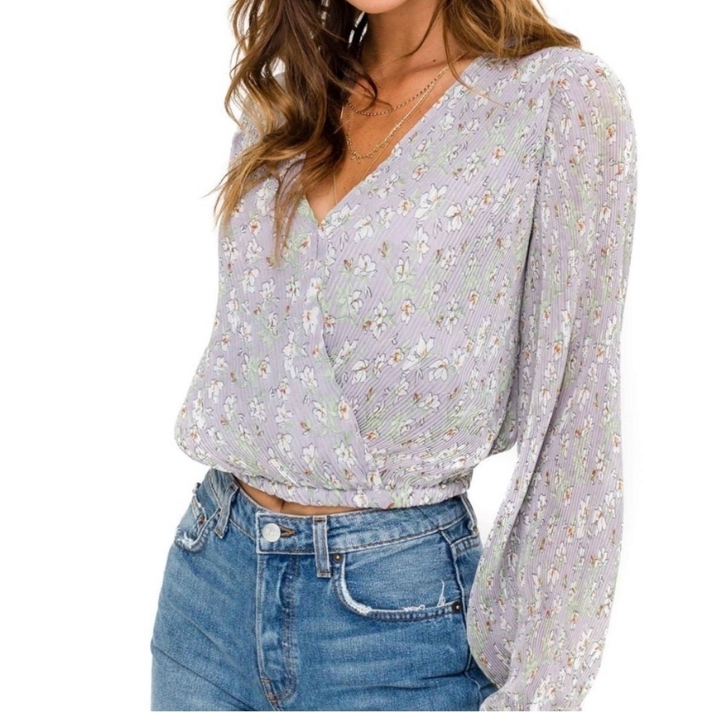 Astr The Label Pleated Floral Cropped Blouse Small Long Sleeve Gray V-neck New